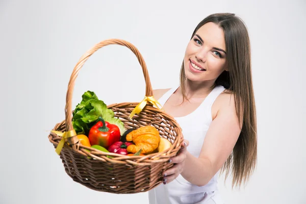 Linda chica dando cesta con frutas en la cámara —  Fotos de Stock