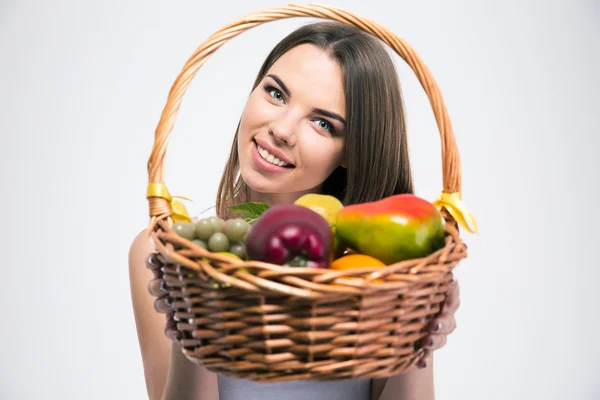 Charmante fille tenant panier avec des fruits — Photo