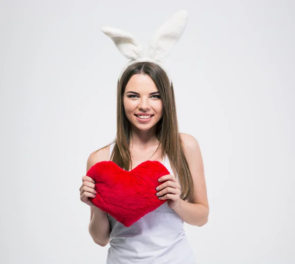 Красива дівчина з вухами кролика тримає серце — стокове фото