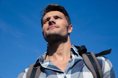 yakışıklı bir adam açık havada