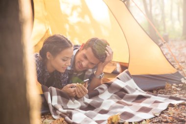 Ormanda smartphon kullanarak çift