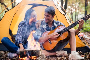 Erkek arkadaşı için gitar çalmaya