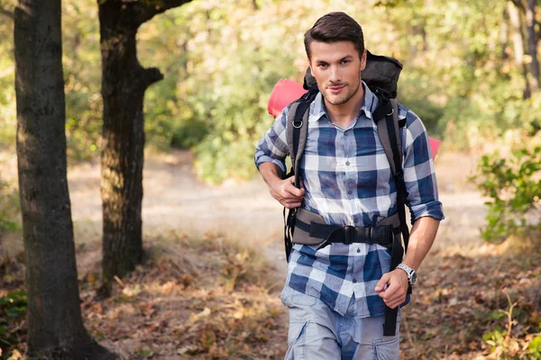 Hombre viajando al aire libre —  Fotos de Stock