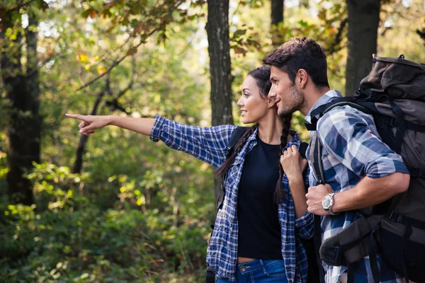 Kvinna som pekar på något till hennes pojkvän — Stockfoto