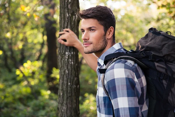 Hombre viajando en el bosque — Foto de Stock