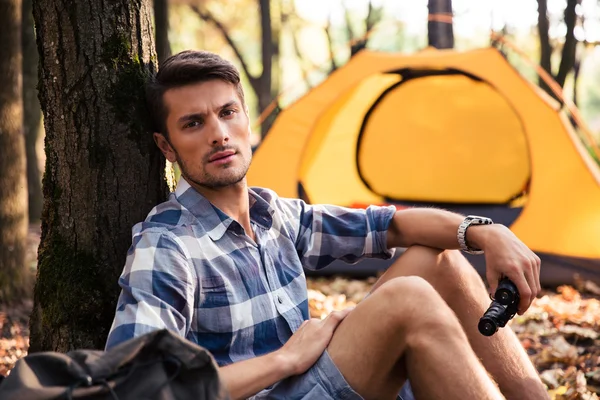 남자는 숲에서 텐트 근처 휴식 — 스톡 사진