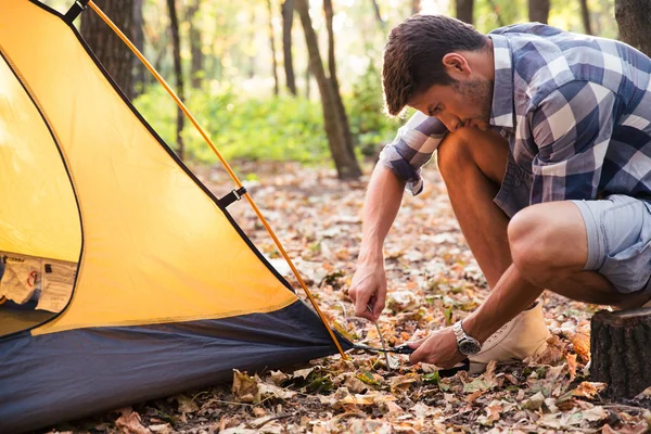 Mann baut ein Zelt auf — Stockfoto