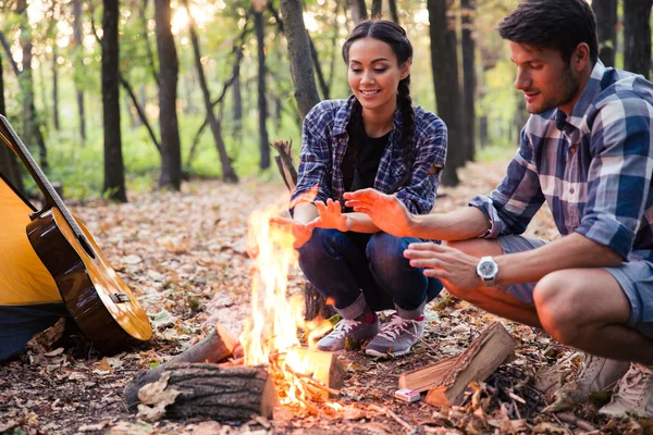 Mutlu çift ve şenlik ateşi