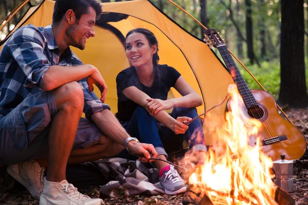 Porträt eines glücklichen Paares und Lagerfeuer — Stockfoto