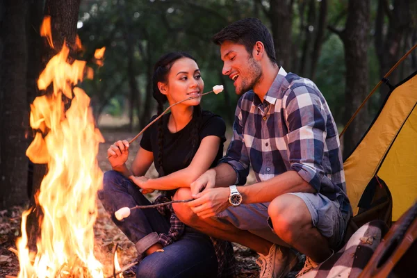 Paar brutzelte Würstchen am Lagerfeuer — Stockfoto