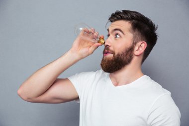 Komik adam uzakta ampul ile seyir