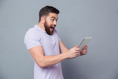 Tablet bilgisayar kullanan neşeli casual adam