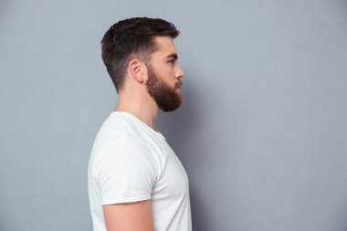 Yan görünümü rahat bir adam portresi