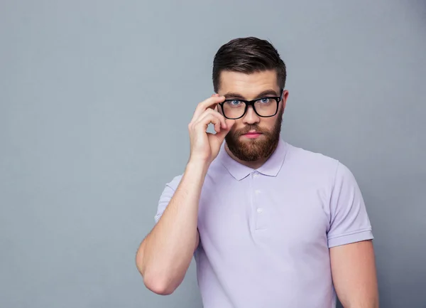 Hombre serio en gafas mirando a la cámara — Foto de Stock