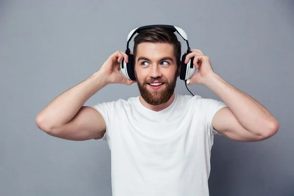 Ευτυχισμένος άνθρωπος που ακούει τη μουσική στα ακουστικά — Φωτογραφία Αρχείου