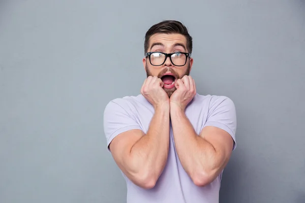 Ritratto di un uomo spaventato che guarda la macchina fotografica — Foto Stock