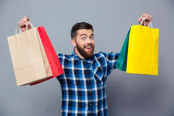 Sorrindo homem segurando saco de compras — Fotografia de Stock