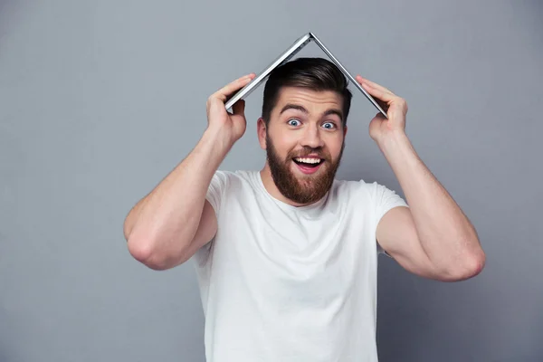 Neşeli adam dizüstü bilgisayar üzerinde kafa tutan — Stok fotoğraf
