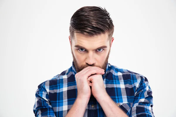 Retrato de um homem casual pensativo olhando para a câmera — Fotografia de Stock