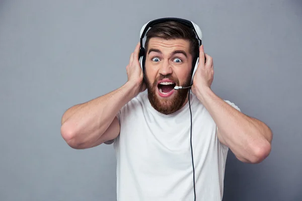 Retrato de um homem em fones de ouvido gritando — Fotografia de Stock