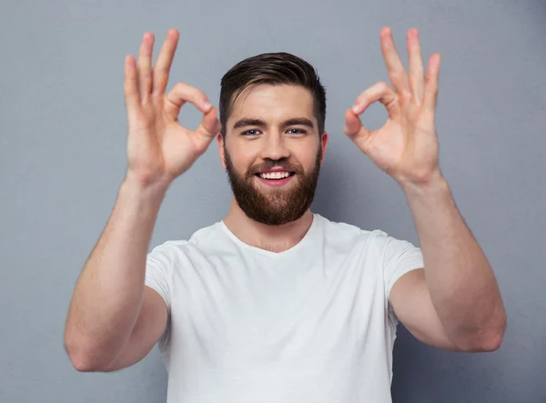 Счастливый человек показывает пальцами знак — стоковое фото