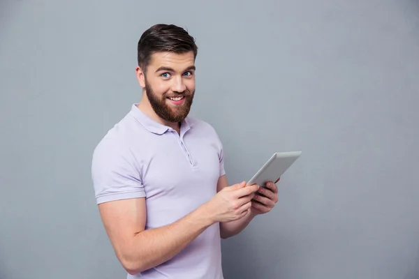 Sonriente hombre casual sosteniendo tableta ordenador — Foto de Stock