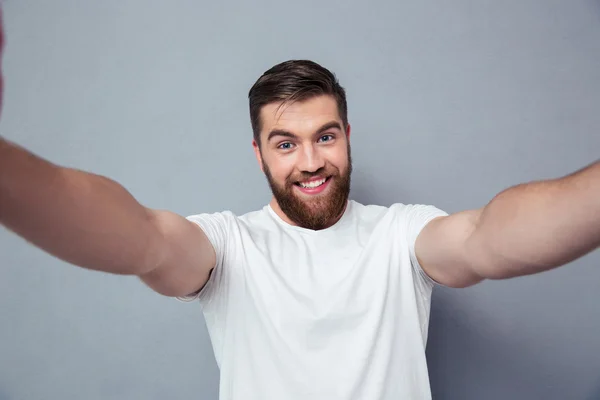 Χαμογελαστός άνθρωπος κάνοντας selfie φωτογραφία — Φωτογραφία Αρχείου