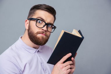 Kitap ciddi bir casual adam portresi