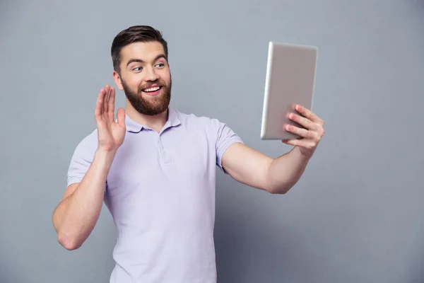 Sorrindo homem fazendo videochamada no computador tablet — Fotografia de Stock