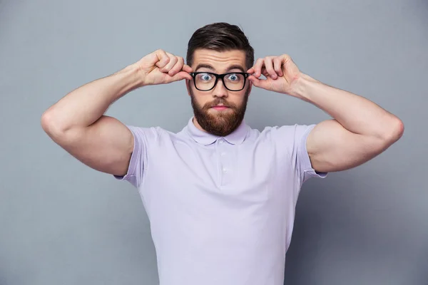 Förvånad casual mannen tittar på kameran — Stockfoto