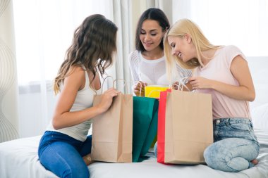 Üç kız arkadaşları ile birçok alışveriş çantası