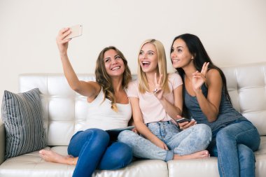 Kız selfie fotoğraf Smartphone'da yapma