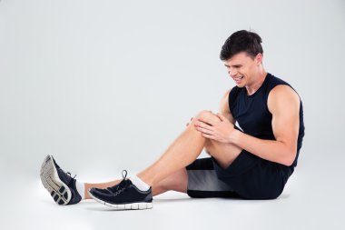 Diz ağrısı muzdarip fitness adam