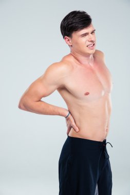 Sırt ağrısı olan atletik erkek