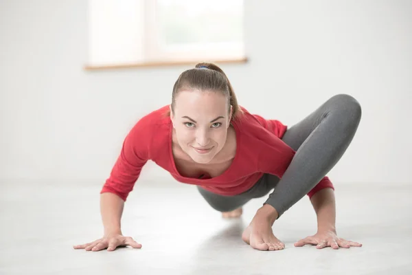 Flexibilní žena, která dělá cvičení jógy — Stock fotografie