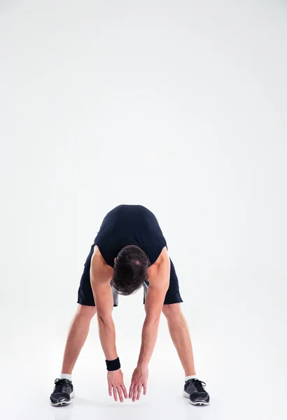 Hombre atlético haciendo ejercicios de estiramiento — Foto de Stock
