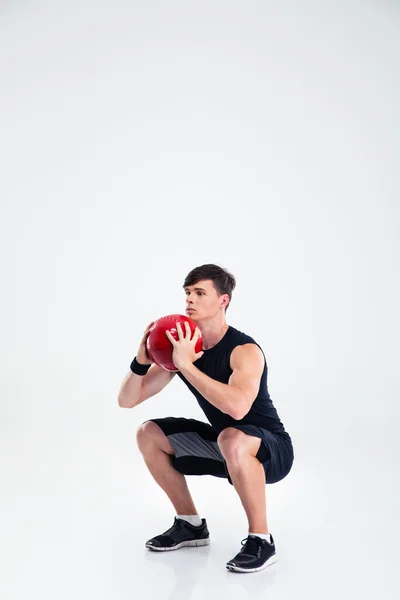 Entrenamiento de hombre deportivo con pelota de fitness — Foto de Stock