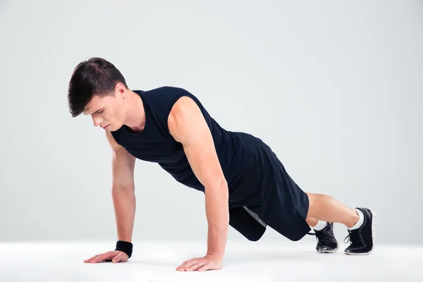 Portræt af en fitness mand laver push ups - Stock-foto