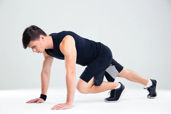 Retrato de un fitness haciendo ejercicios de calentamiento — Foto de Stock