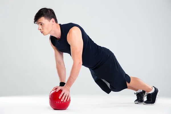 Schöner Mann trainiert mit Fitnessball — Stockfoto