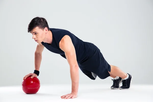 Entrenamiento de hombre deportista con pelota de fitness — Foto de Stock