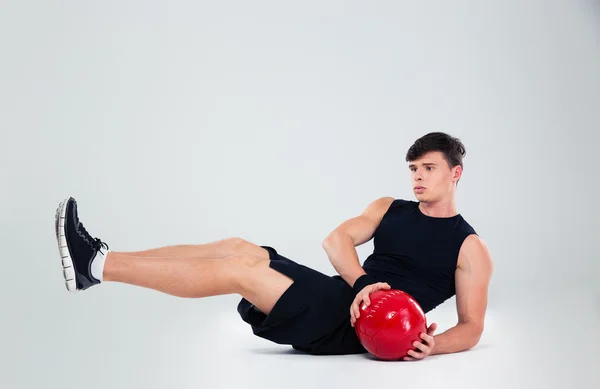 Porträt eines athletischen Mannes beim Workout mit Fitnessball — Stockfoto