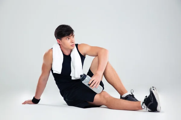 Thoughtful fitness man resting on the floor — Stock Photo, Image