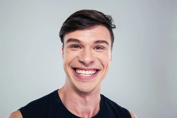 Portret van een lachende man die naar de camera kijkt — Stockfoto