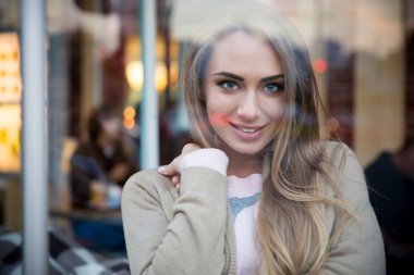 Kamera pencereden bakıyorsun kız