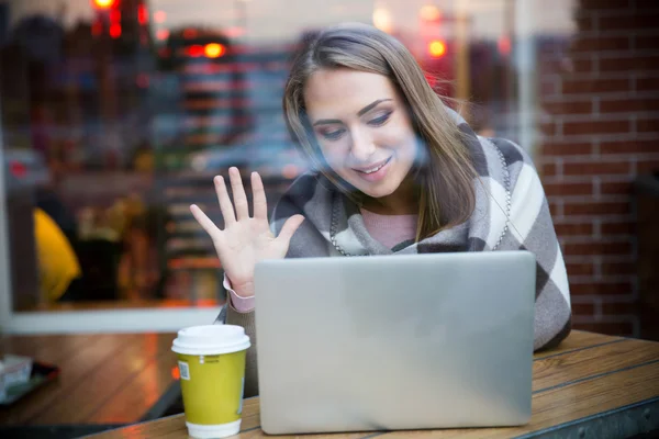 Gelukkig meisje video bellen op laptop — Stockfoto