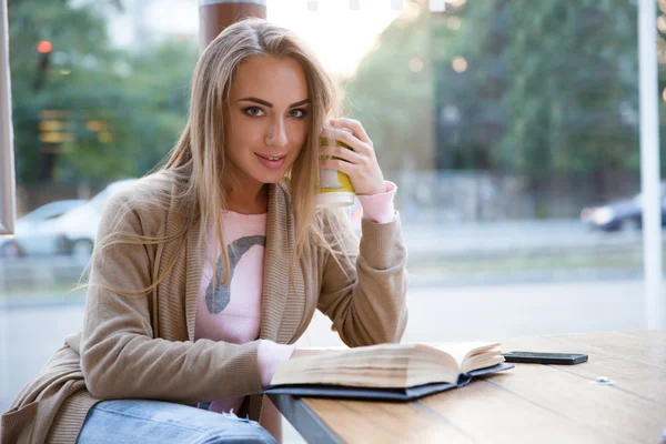 Chica bebiendo café y leyendo libro — Foto de Stock