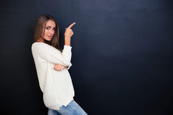 Menina feliz apontando dedo para longe — Fotografia de Stock