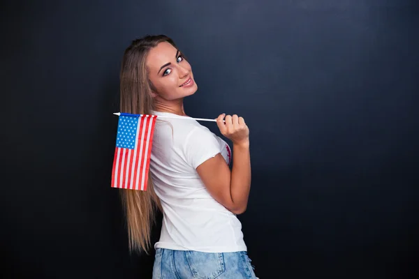 アメリカ国旗を持って笑顔の女の子 — ストック写真