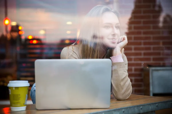 Menina feliz olhando para longe na janela no café — Fotografia de Stock